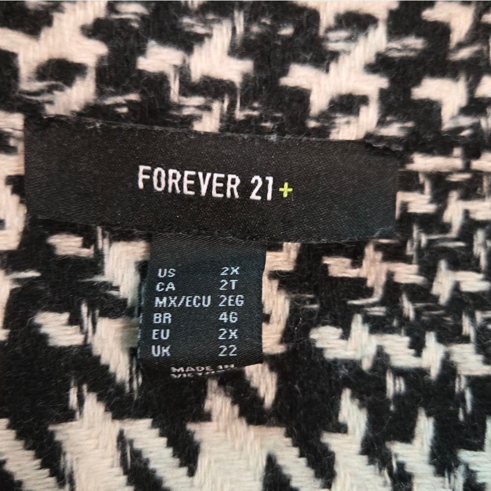 Forever 21 Black and White Geometric Blazer - Picture 4 of 15